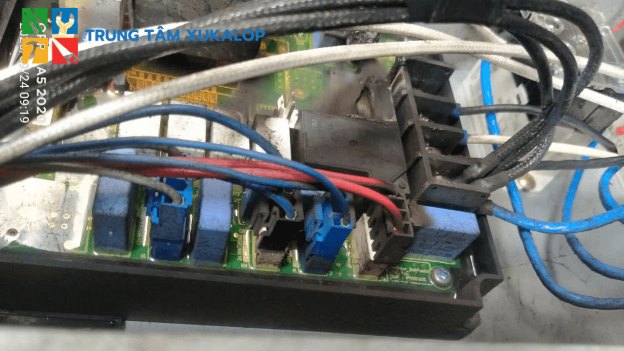 Board điều khiển (PLC) bị chập, nổ hư hỏng - Sửa máy rửa bát công nghiệp TP.HCM — Dịch vụ số 1, kỹ thuật chuyên sâu
